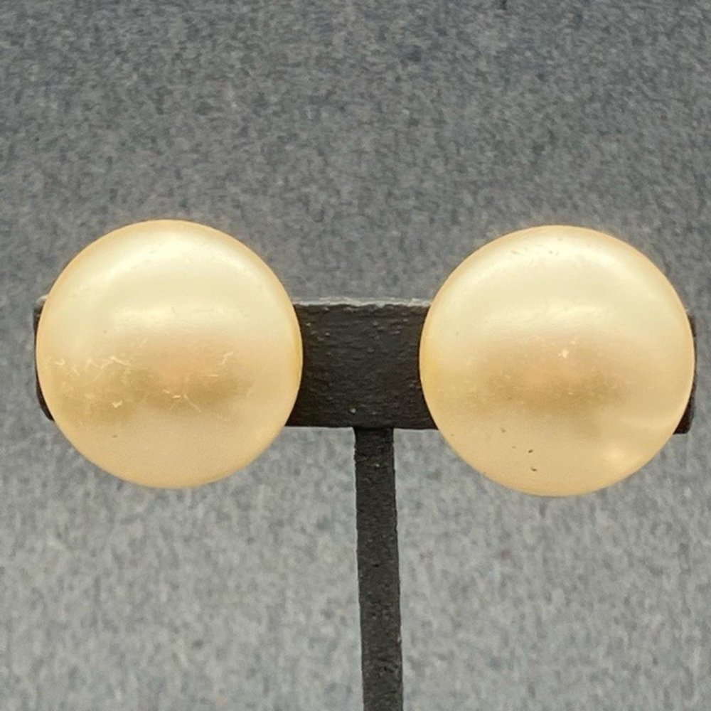 Clip On Earrings Cream As Is Pearl Round Domed Silver Retro Vintage Soft Girl
